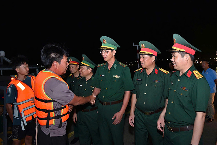 Lực lượng chức năng tiếp nhận và chăm sóc y tế cho ngư dân. Ảnh: Bộ đội Biên phòng Hải Phòng