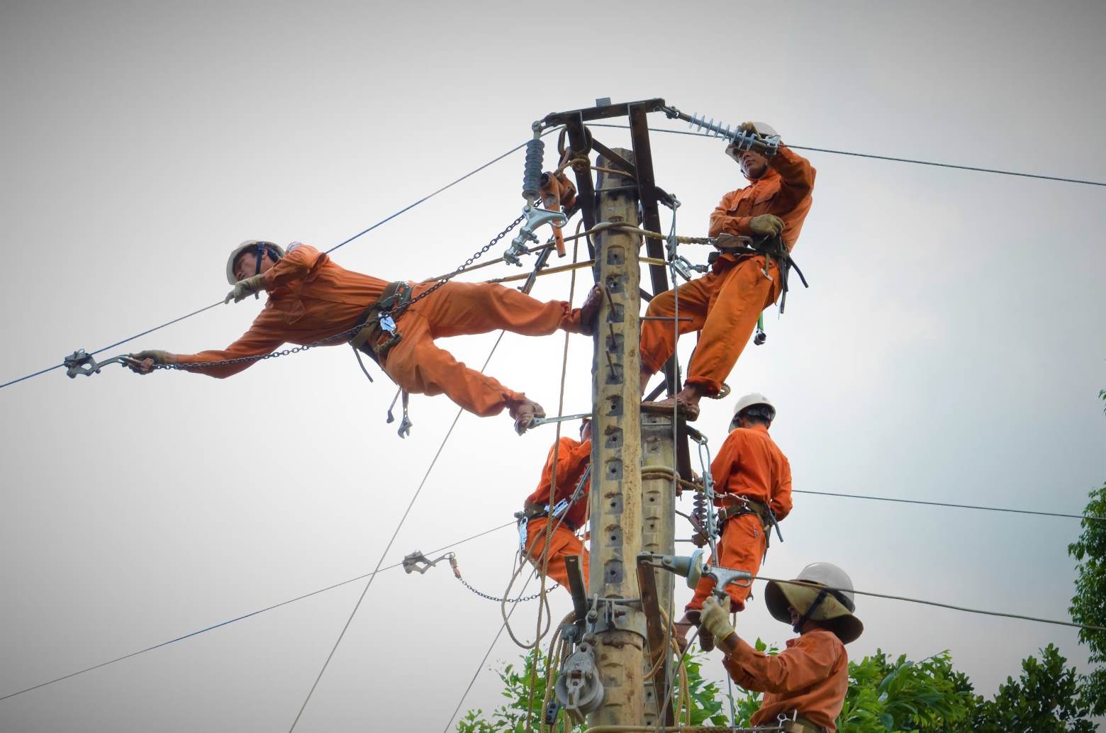 Intense heat in the Central region, increasing electricity consumption, the Electricity sector regularly maintains the power supply system. Photo: Tra Ban