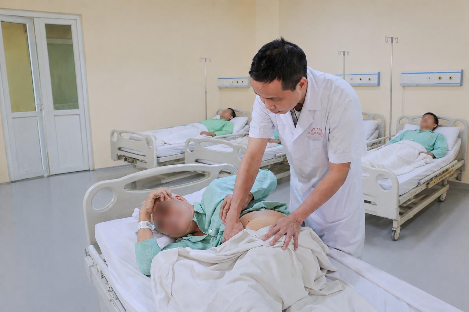 A man who had had a stiff spine for 18 years and lost his kidney in his chest was successfully operated on. Photo: Thanh Xuan