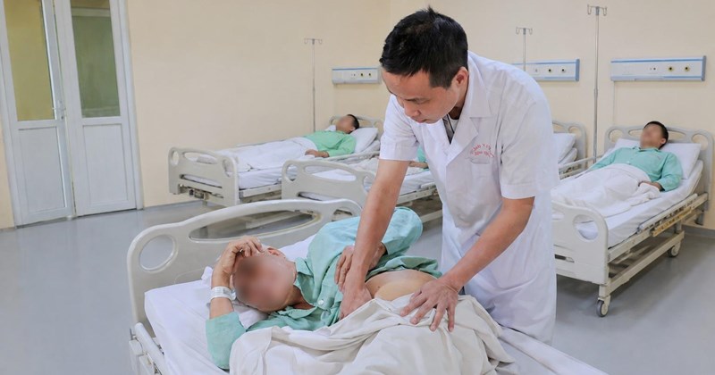 Thanh niên 18 tuổi cứng cột sống, thận "lạc" trong lồng ngực