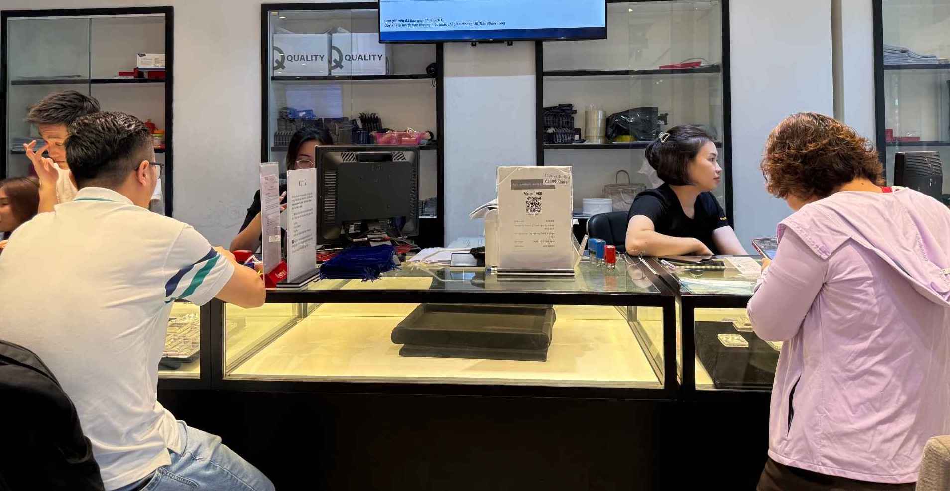 Khu vực giao dịch tại một cửa hàng vàng ở Hà Nội khá thông thoáng. Ảnh: Linh Đan