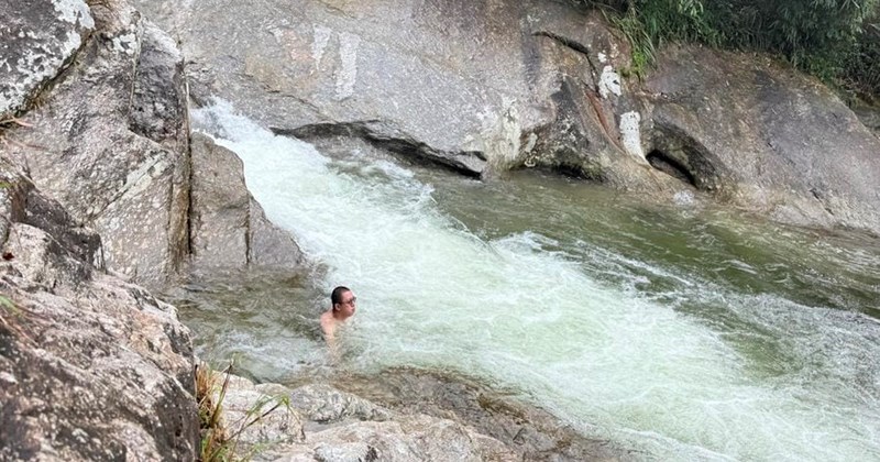 Tắm suối trên dãy Tây Côn Lĩnh
