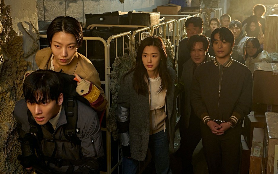 Jun Ji Hyun, Ji Chang Wook and the cast. Photo: Lotte