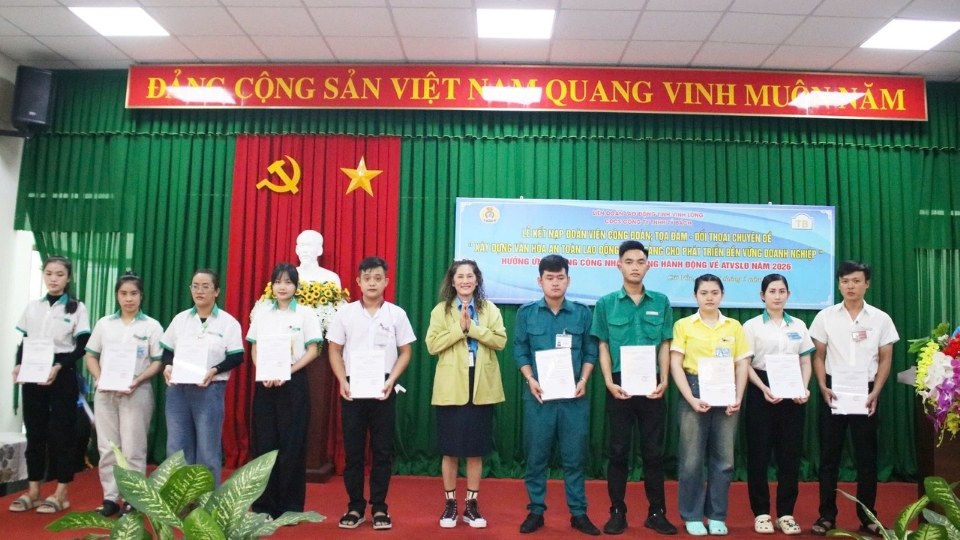Bà Lâm Thị Ngọc Hà - Chủ tịch Công đoàn cơ sở Công ty TNHH Tỷ Bách trao quyết định kết nạp đoàn viên công đoàn cho người lao động. Ảnh: Hoàng Lộc