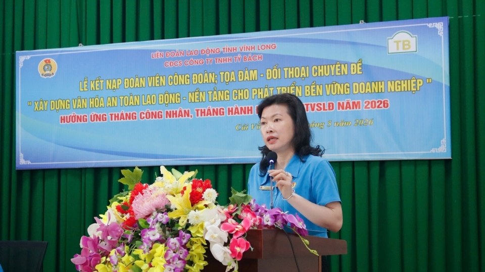 Ms. Le Thi Kim Chi - Standing Vice President of the Provincial Labor Federation spoke at the union membership admission ceremony and workshop on labor safety. Photo: Hoang Loc