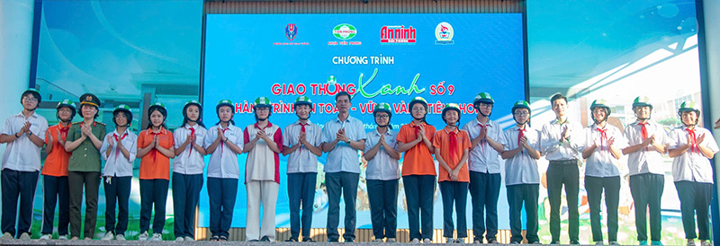 Chương trình tặng mũ bảo hiểm cho học sinh trên địa bàn TP Hải Phòng. Ảnh: Minh Châu