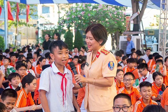 Tuyên truyền về Luật An toàn gjao thông đến với các em học sinh. Ảnh: Minh Châu