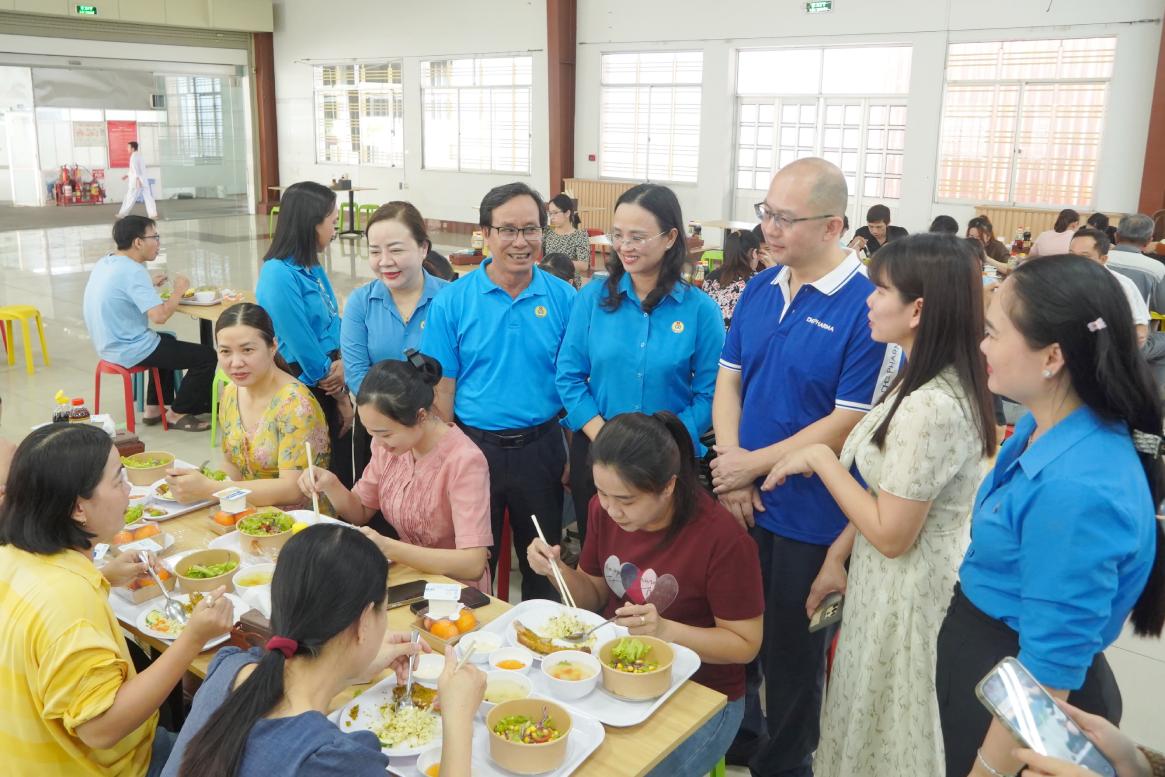 Bà Lê Thị Sương Mai tham dự “Bữa cơm Công đoàn” với cán bộ, công nhân viên. Ảnh: Tạ Quang