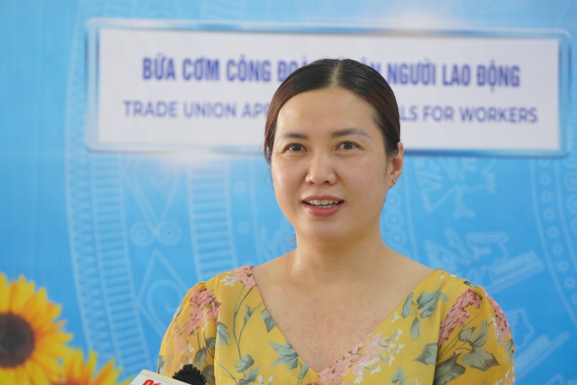 Chị Phan Thị Thanh Thủy chia sẻ sau bữa ăn. Ảnh: Tạ Quang