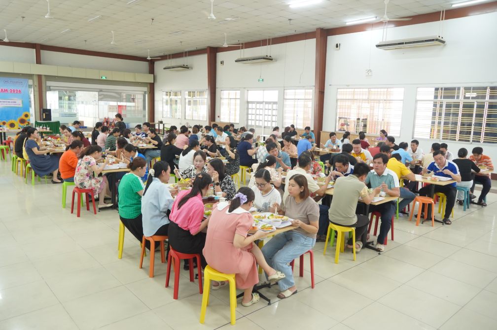 Cán bộ, công nhân viên tham dự “Bữa cơm Công đoàn”. Ảnh: Tạ Quang