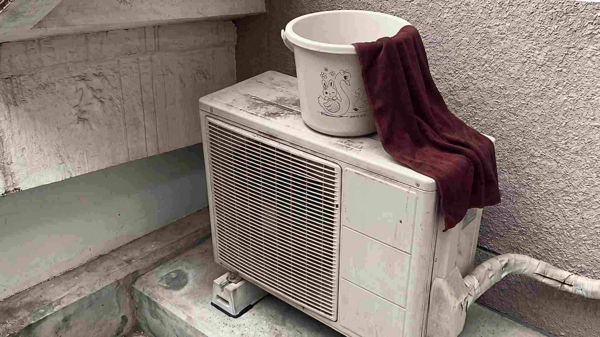According to the Japanese military, users can use a bucket of water and a long towel to help cool the air conditioner heater on hot days. Photo: Trang Nguyen