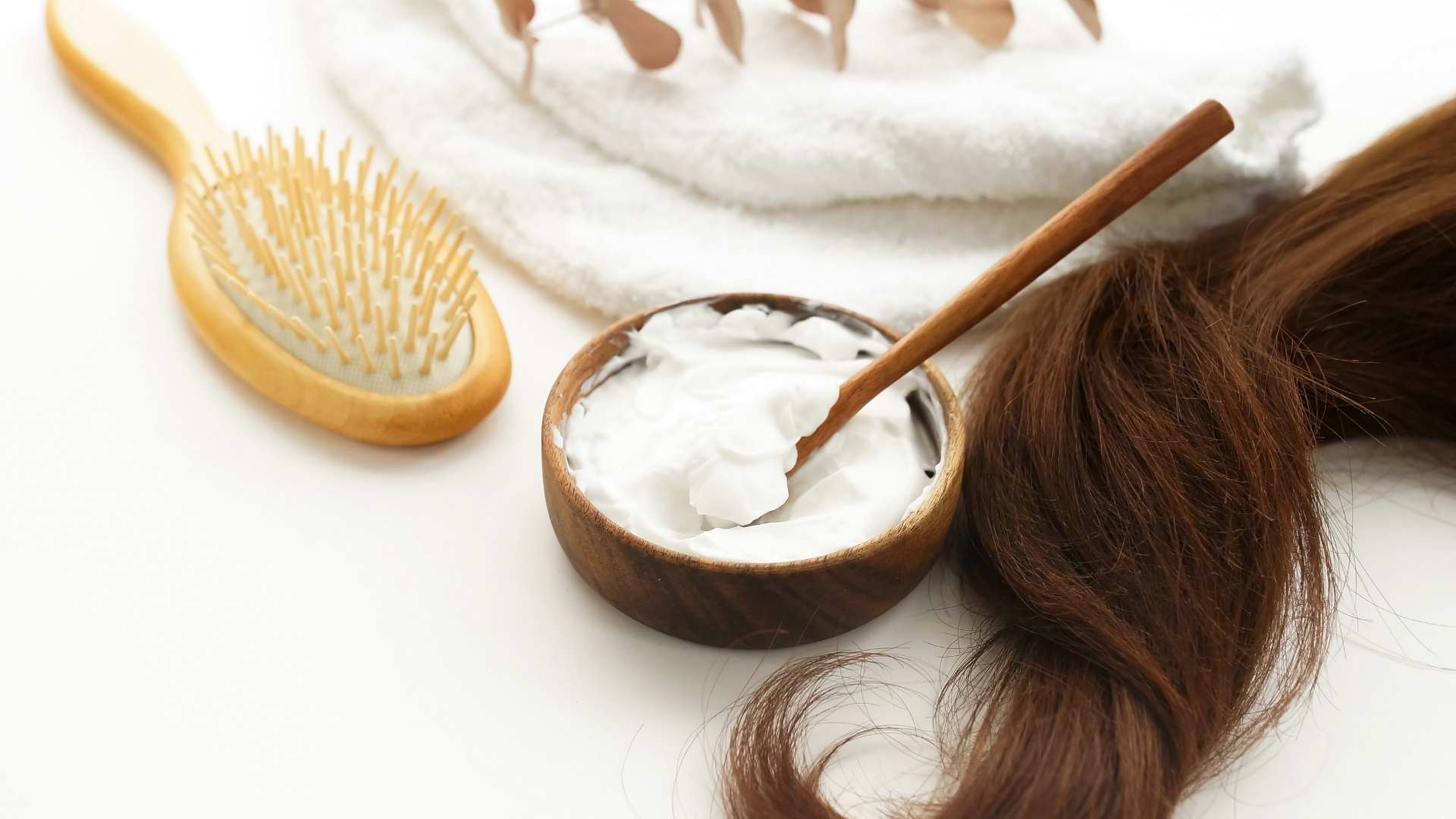 Proper hair care helps limit dry and brittle hair. Graphics: Thanh Thanh