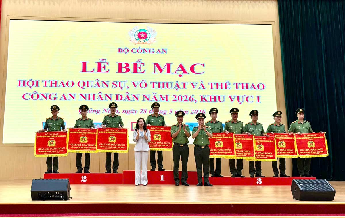 Hanoi Police wins overall prize in the Military, Martial Arts and Sports Festival of the People's Police - Zone I. Photo: Doan Hung