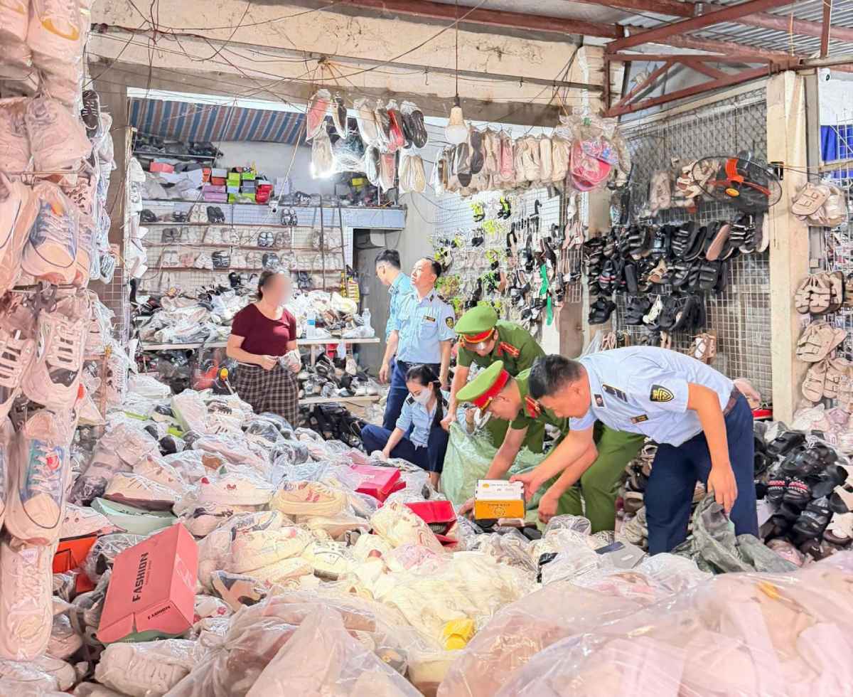 Gia Vien commune police, Ninh Binh province continuously discovered many shoe stores suspected of counterfeiting brands. Photo: Ninh Binh Police