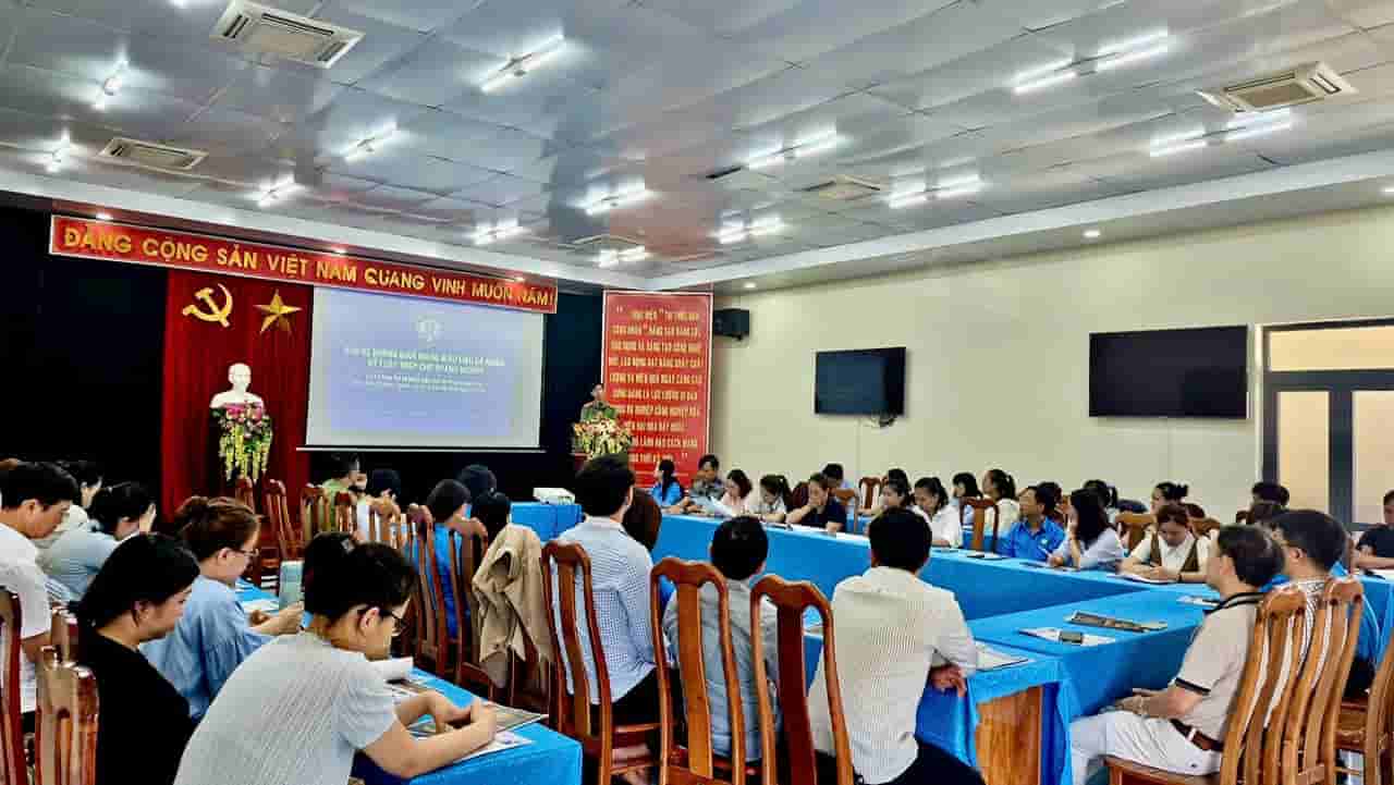 Overview of the training conference to improve knowledge for grassroots Trade Union officials. Photo: Thanh Tuan