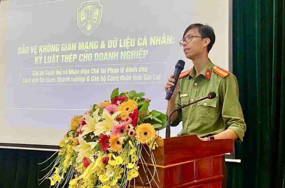 Đại diện Phòng An ninh mạng và phòng chống tội phạm sử dụng công nghệ cao phổ biến thực trạng lừa đảo trực tuyến, cách thức nhận biết. Ảnh: Thanh Tuấn