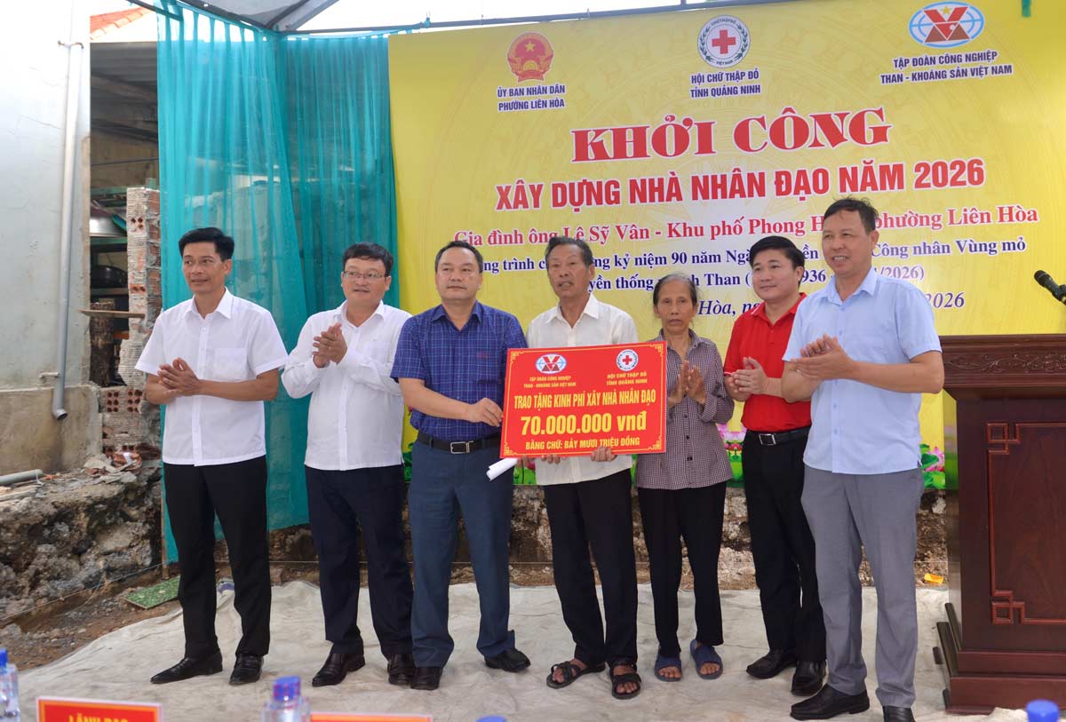 Representatives of TKV present funding to support the construction of humanitarian houses for the family of Mr. Le Sy Van, Lien Hoa ward, witnessed by the Quang Ninh Provincial Red Cross Society and local authorities. Photo: Ngoc Anh
