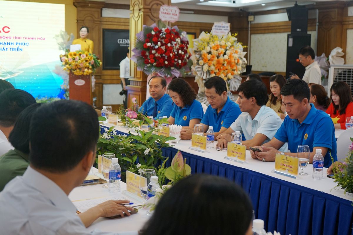 Tại chương trình, nhiều đại biểu đã trình bày các tham luận, hướng tới mục tiêu đồng hành cùng doanh nghiệp, chăm lo tốt hơn cho người lao động. Ảnh: Quách Du