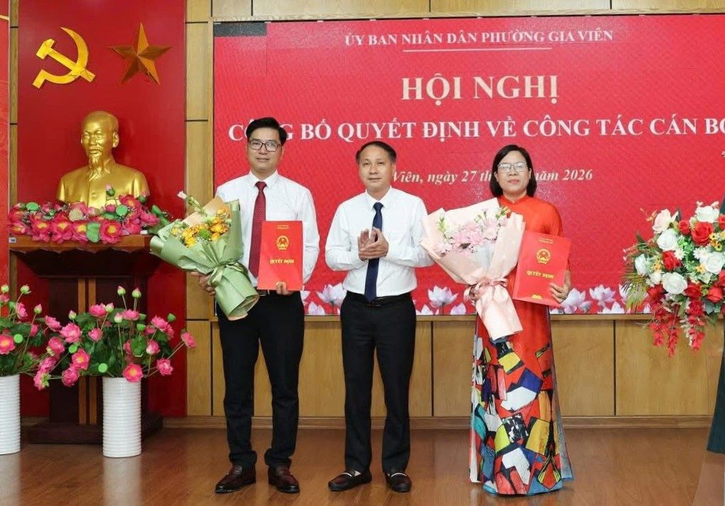 Gia Vien Ward transfers and appoints 2 vice principals of primary schools. Photo: Gia Vien Ward e-Portal