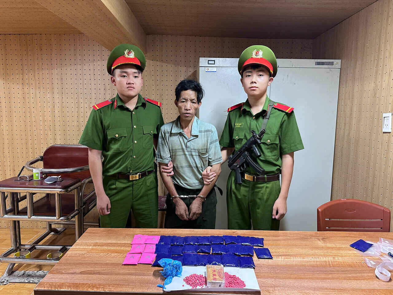 Đối tượng Vừ Bả Kỷ cùng tang vật là ma túy tại cơ quan Công an. Ảnh: Công an Sơn La