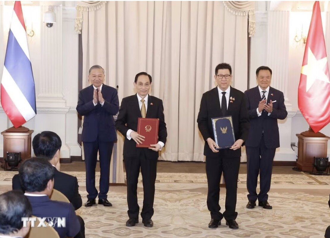 General Secretary and President To Lam and Thai Prime Minister Anutin Charnvirakul witnessed the handover of documents of the Action Program to implement the Vietnam - Thailand Comprehensive Strategic Partnership for the period 2026-2031. Photo: VNA