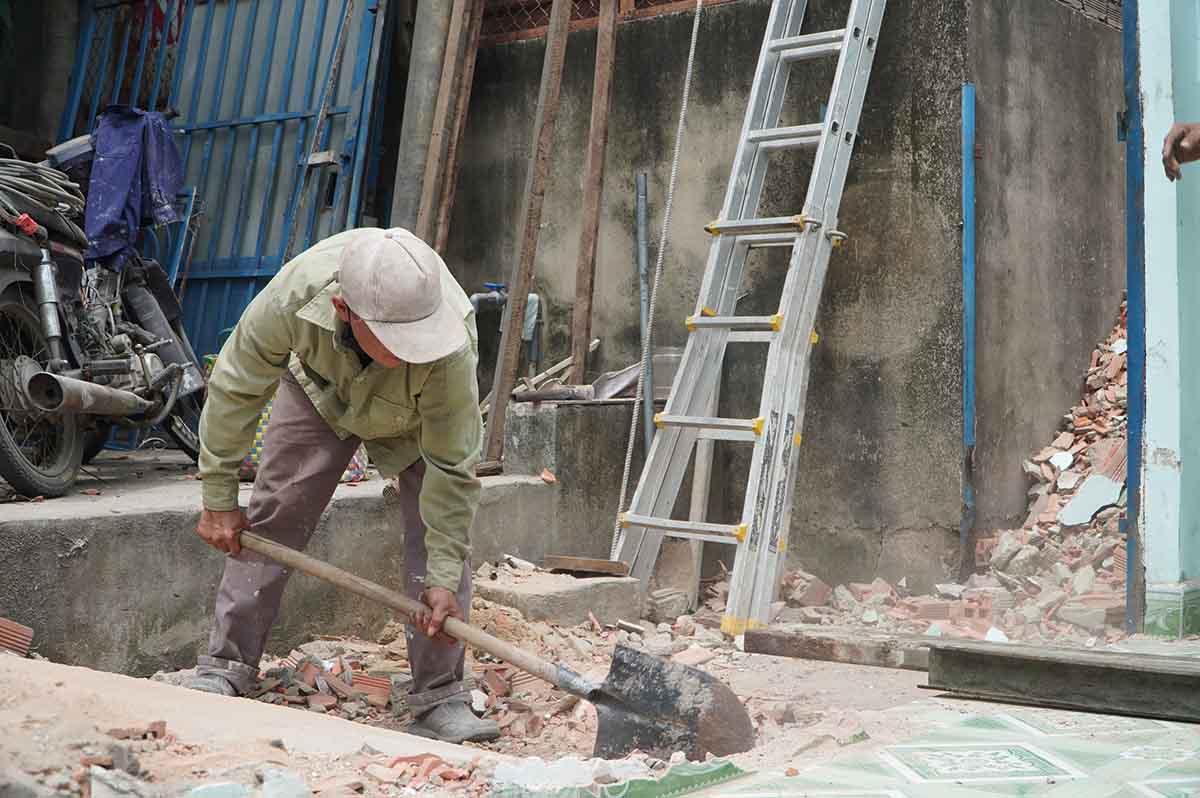 ホーチミン市の住民は、国道13号線拡張プロジェクトのために家屋の解体に奔走しています。写真:ニュー・クイン