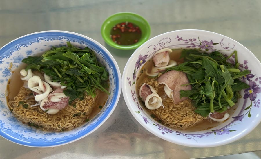 Nutritious squid vegetable noodles for summer breakfast. Photo: Mai Ka