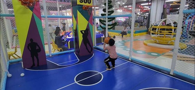 Taking young children to participate in entertainment activities at shopping centers is chosen by many parents in hot summer days. Photo: Trang Pham
