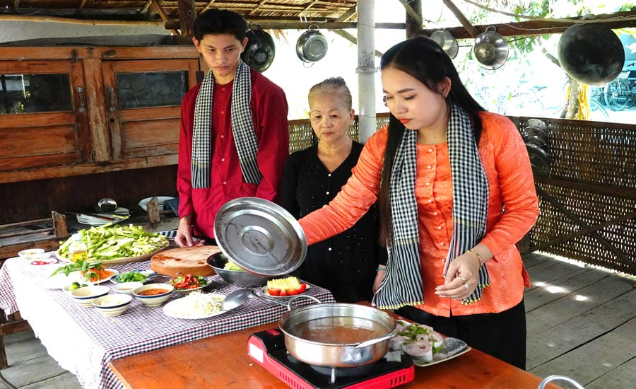 Cooking sour water hyacinth soup in Tu Dung ecological garden, Can Tho City. Photo: Tan Duy