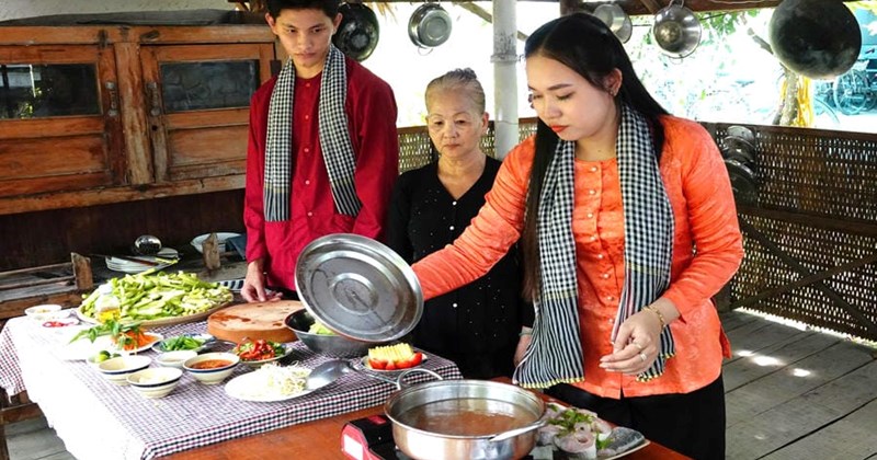 Khám phá Đồng bằng sông Cửu Long, thưởng thức canh chua bông súng