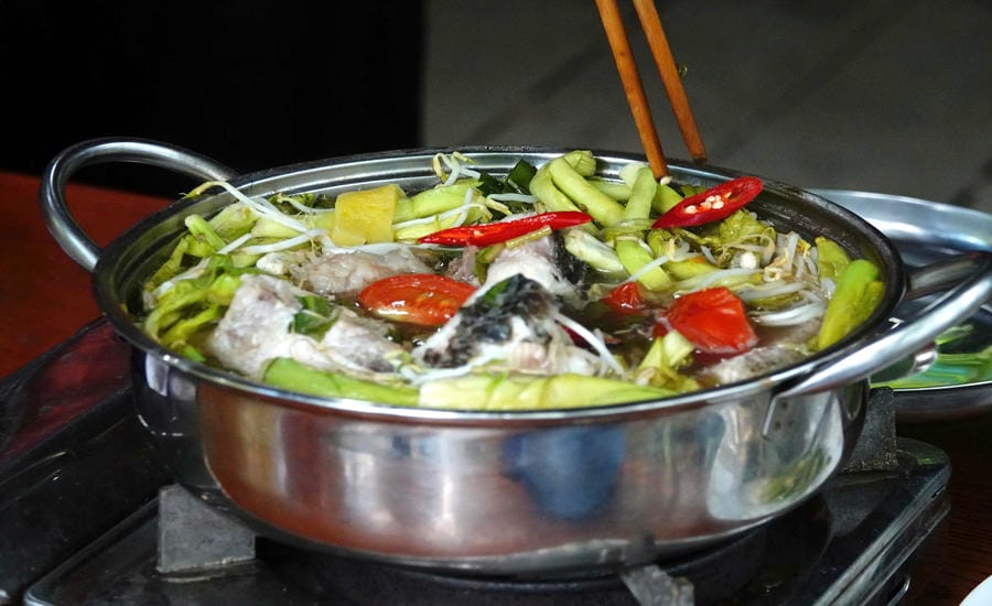 Nồi canh chua lục bình ngọt thanh của miền Tây. Ảnh: Phong Linh