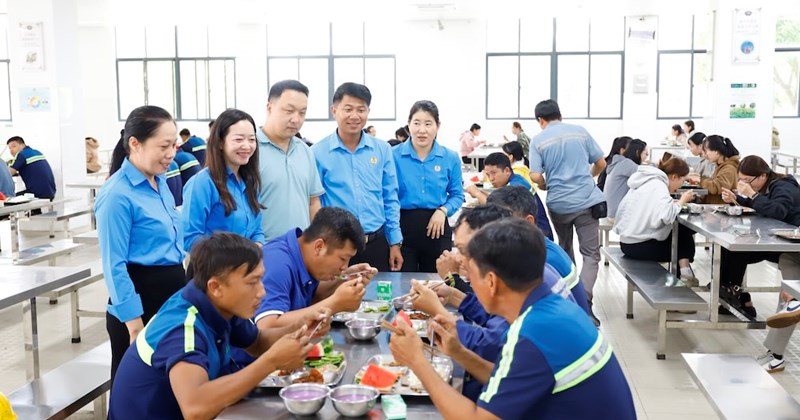 Cần Thơ: Lãnh đạo Liên đoàn Lao động ăn "Bữa cơm Công đoàn" với công nhân