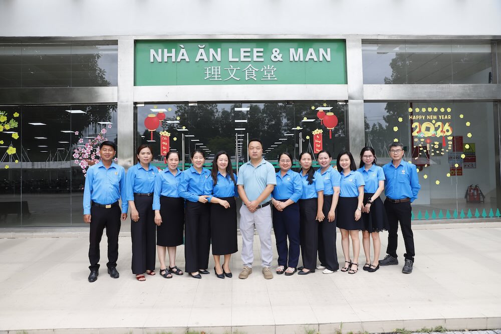Lãnh đạo LĐLĐ thành phố cùng lãnh đạo doanh nghiệp, công đoàn cơ sở chụp ảnh lưu niệm tại nhà ăn công ty.