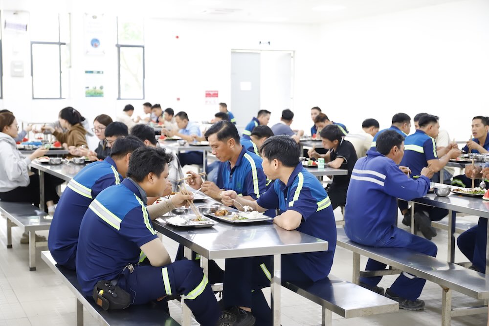 Đoàn viên, công nhân lao động đang dùng bữa cơm Công đoàn.