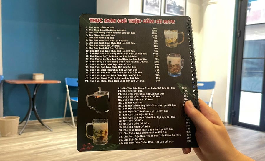 Thực đơn của quán gồm nhiều món chè hấp dẫn với đầy đủ topping và giá cả phù hợp cho thực khách lựa chọn. Ảnh: Minh Vũ