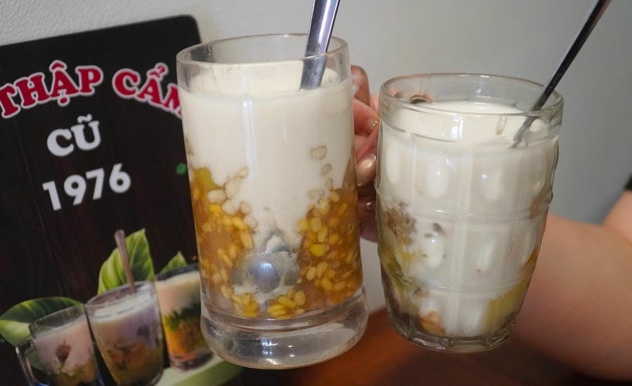 Những cốc chè đầy ắp topping trở thành món ăn yêu thích của nhiều du khách mỗi dịp hè. Ảnh: Minh Vũ