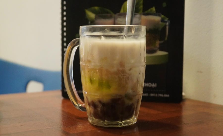Cốc chè thập cẩm với đủ loại đậu, hoa quả, trân châu và nước cốt dừa béo ngậy. Ảnh: Minh Vũ