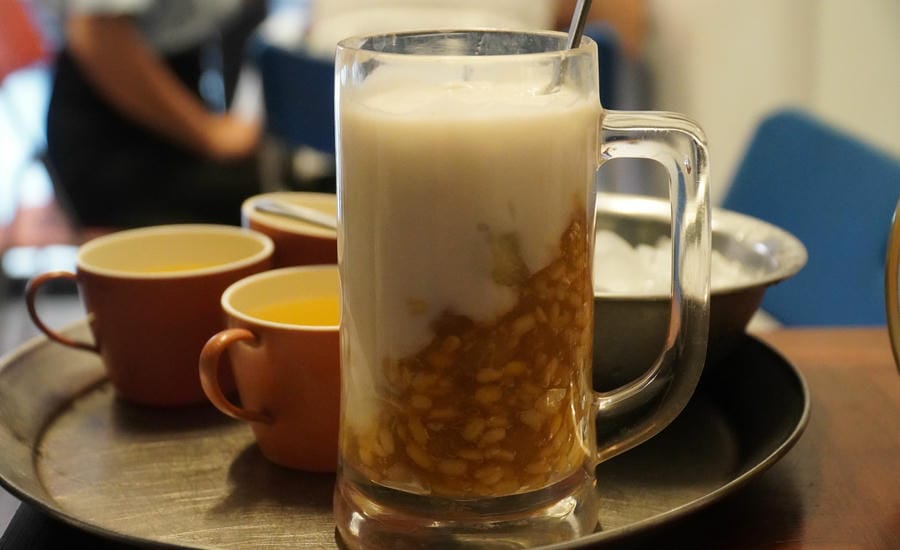 Cốc chè bưởi đầy đặn với cùi bưởi giòn nhẹ, hạt lựu nhiều màu sắc và lớp cốt dừa sánh mịn. Ảnh: Minh Vũ