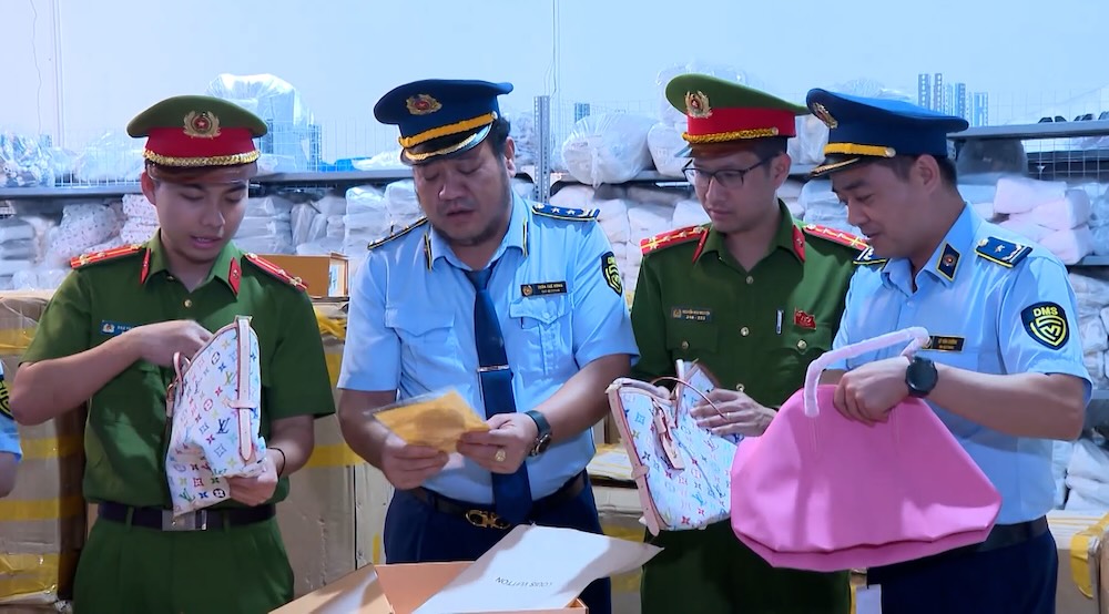 Reasons why 2 shop owners selling "cheap branded goods" in Thanh Hoa were prosecuted. Photo: Thanh Hoa Provincial Police