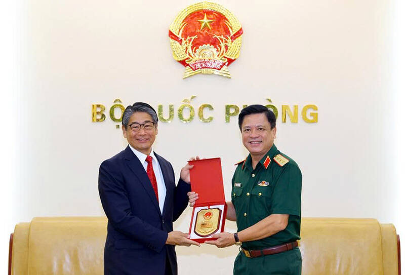 Senior Lieutenant General Nguyen Truong Thang - Member of the Party Central Committee, Member of the Standing Committee of the Central Military Commission, Deputy Minister of National Defense presents souvenirs to Japanese Ambassador Extraordinary and Plenipotentiary to Vietnam Ito Naoki. Photo: Ministry of National Defense