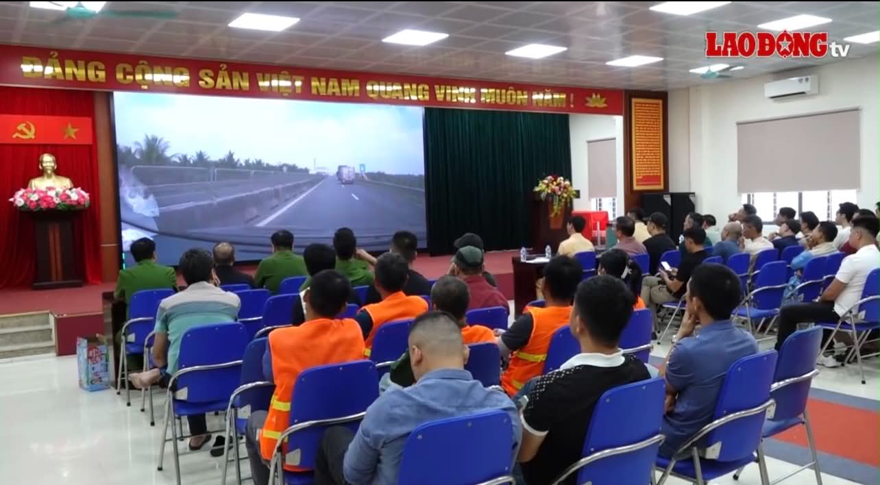 Overview of the conference to propagate and disseminate laws on traffic safety and order organized by the Hanoi Traffic Police Department Photo cut from clip.
