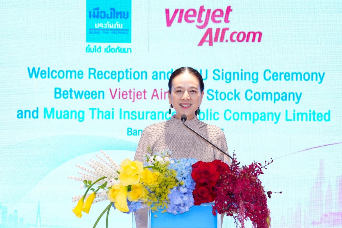 Bà Nualphan Lamsam (Madam Pang), CEO Muang Thai Insurance đồng thời là Chủ tịch Liên đoàn Bóng đá Thái Lan (FAT) chia sẻ tại lễ ký kết. Ảnh: Vietjet