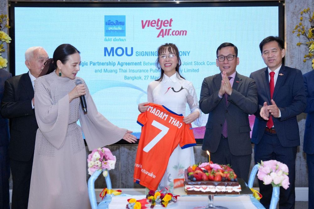 Madam Pang trao tặng áo đấu cho Tiến sĩ Nguyễn Thị Phương Thảo. Ảnh: Vietjet