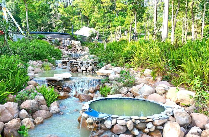 Tại mỗi tầng công trình được điêu khắc một loại hoa khác nhau. Ảnh: Ngọc Anh