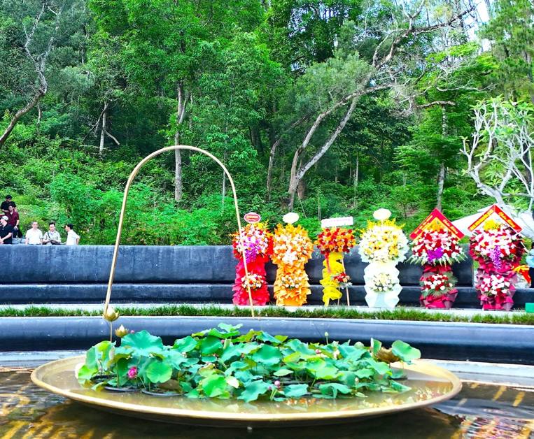 Cánh cổng hình cung gợi vòm cổng làng quê Bắc Trung Bộ, mở ra không gian thanh bình hướng về Hoàng Trù, Làng Sen. Ảnh: Ngọc Anh