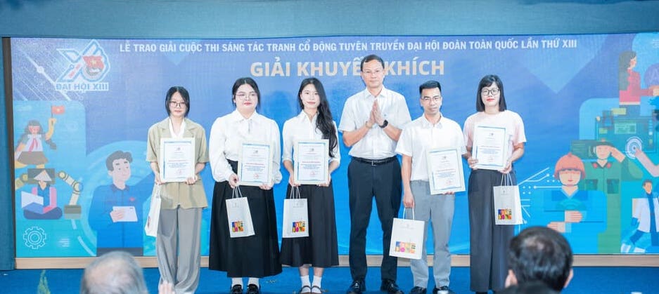 Trao giải Khuyến khích cho các tác giả cuộc thi Sáng tác tranh cổ động, tuyên truyền Đại hội Đoàn Toàn quốc lần thứ 13. Ảnh: Ban tổ chức