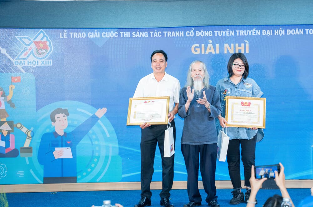 Các tác giả nhận giải Nhì cuộc thi. Ảnh: Ban tổ chức