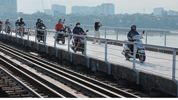 Long Bien Bridge reopens to traffic after nearly 2 months of repairs. Photo: Le Khanh
