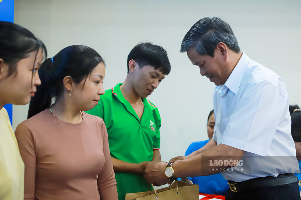 Ông Huỳnh Thanh Xuân trao quà cho công nhân Trần Thành Thông. Ảnh: Hoài Phương