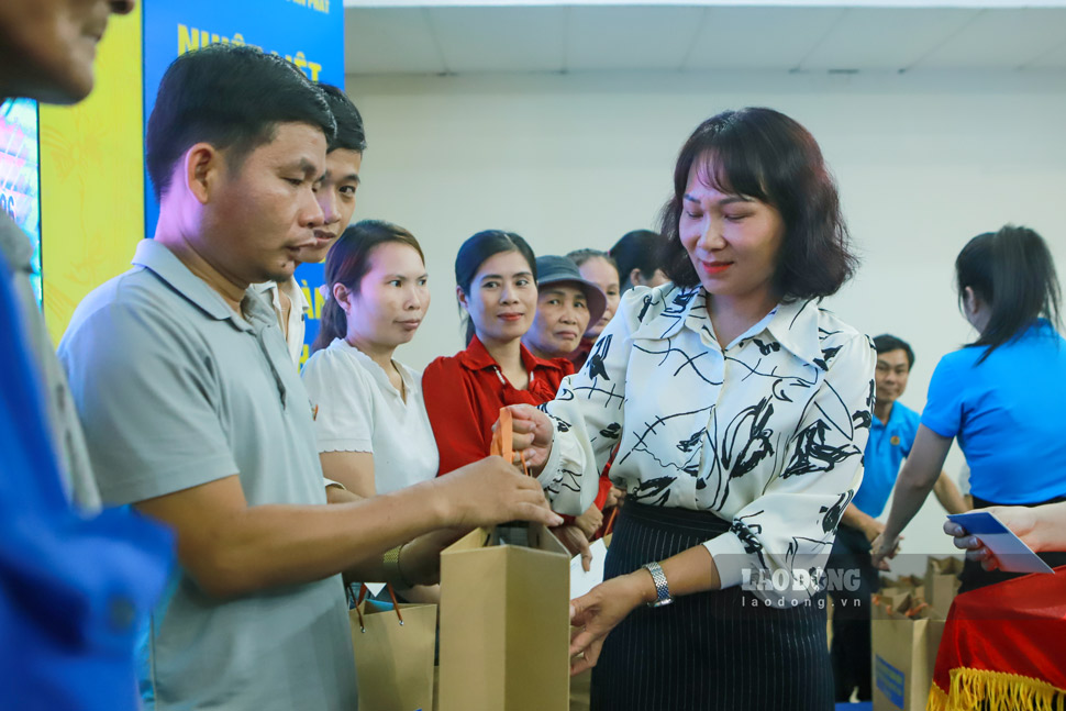 Một số hình ảnh trao quà cho ĐV, NLĐ. Ảnh: Hoài Phương